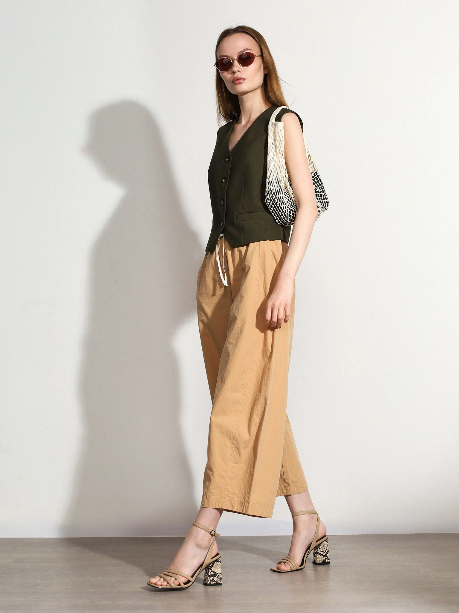 Брюки бежевого цвета из хлопка прямого кроя